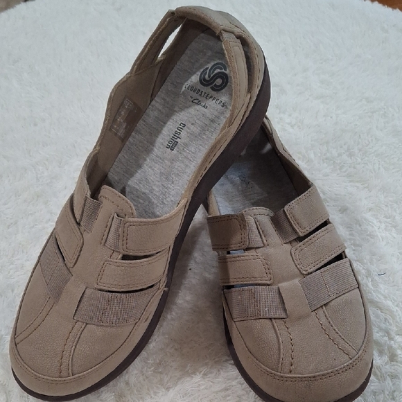 Clarks Tan Cushioned Sandals - Picture 1 of 6